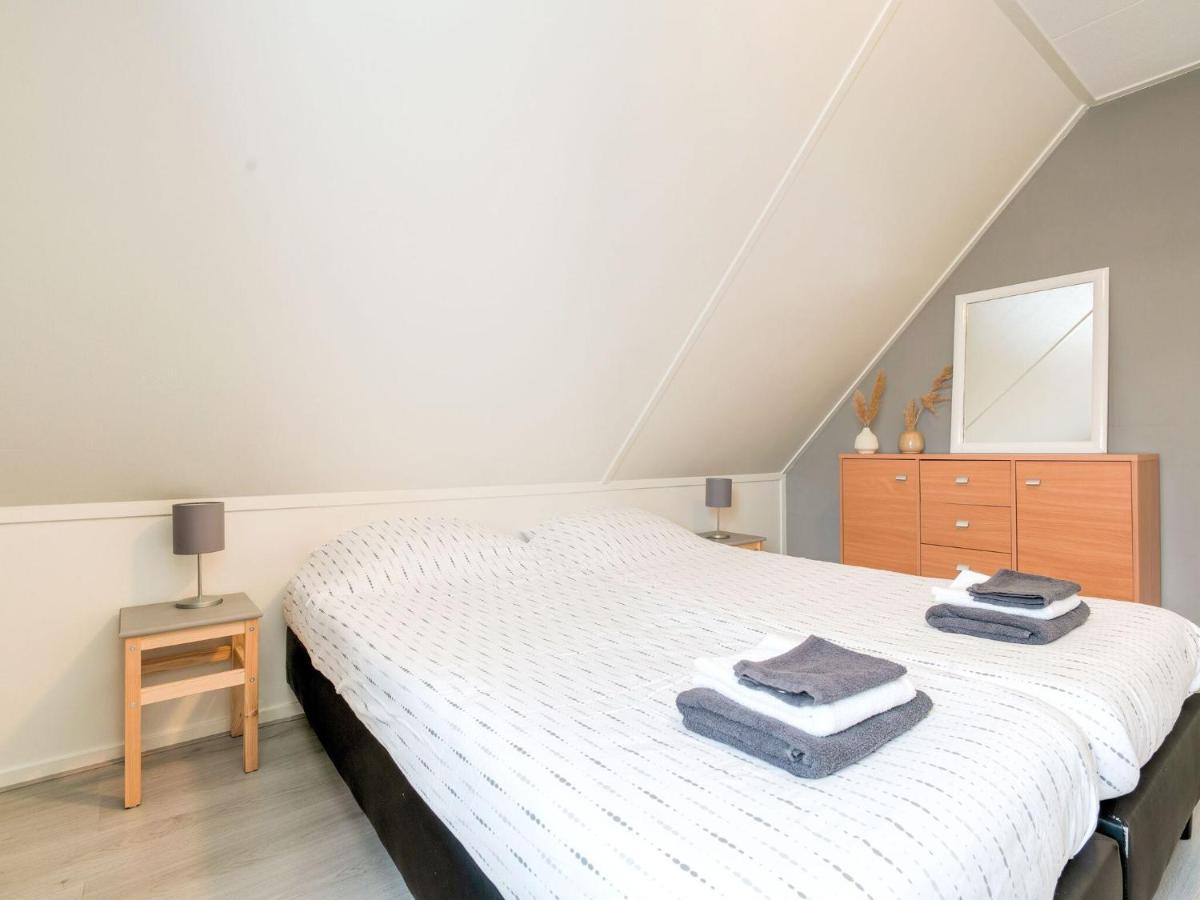 Captivating Holiday Home in Zeewolde near Forest Exterior foto